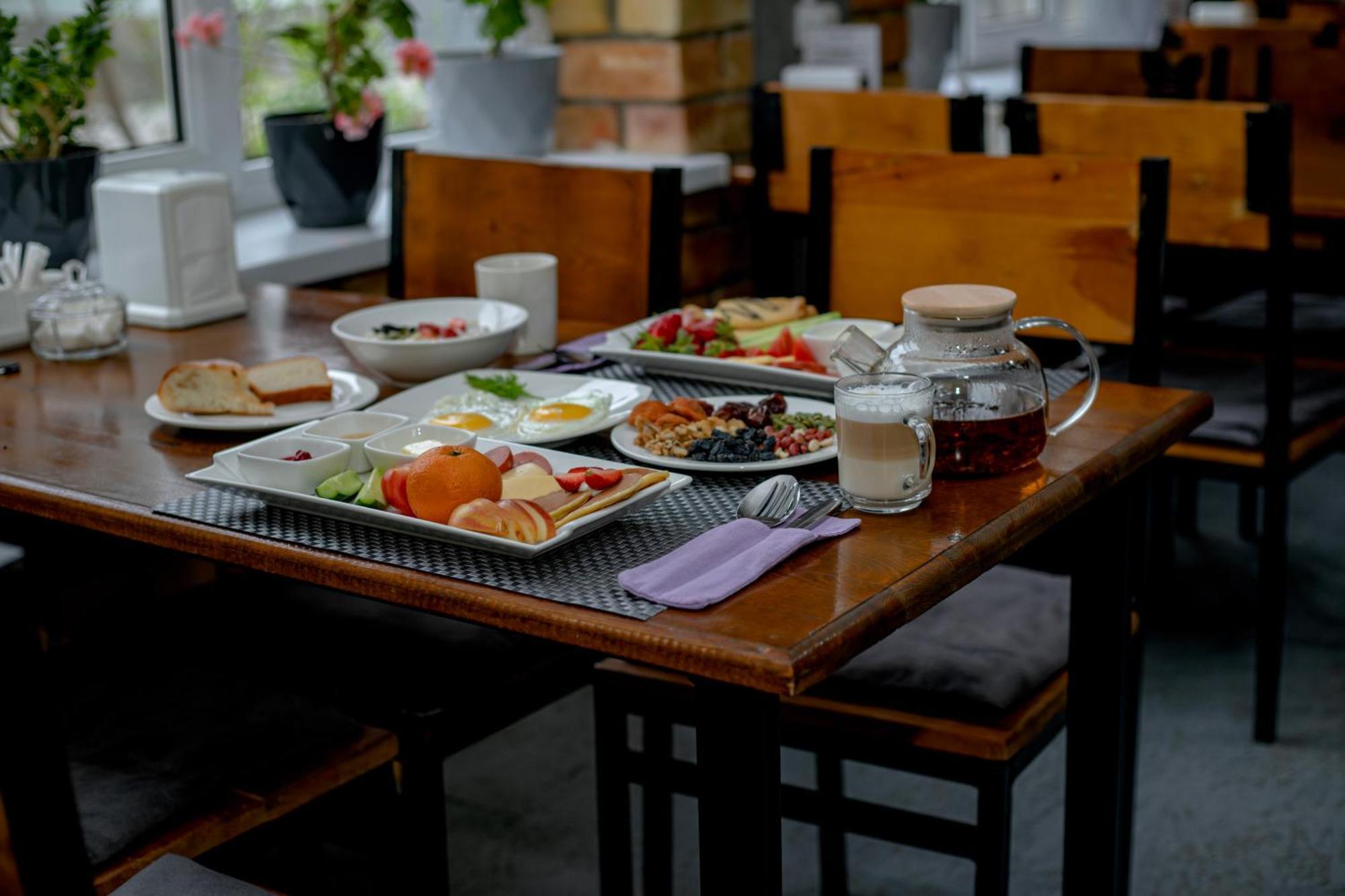 Hotel Good Night Jalal-Abad ภายนอก รูปภาพ
